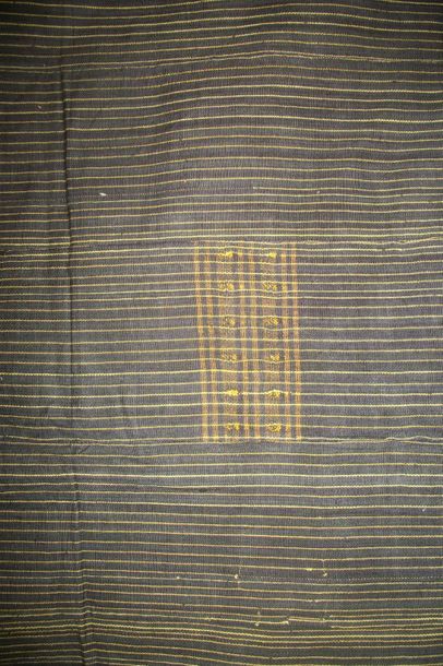 null Sarong, Naga, Birmanie, façonné noir rayé jaune.

 1, 86 x 1, 52 m