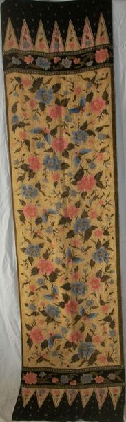 null Sarong, Indonésie, satin de soie imprimé, fond jaune, décor de fleurs et papillons,...