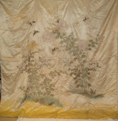 null Panneau, Chine du Sud, vers 1900, satin jaune paille brodé polychrome d’oiseaux...