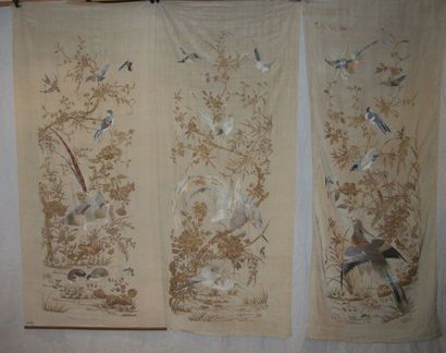 null Suite de trois panneaux, Chine du Sud, vers 1900, twill blanc brodé polychrome...