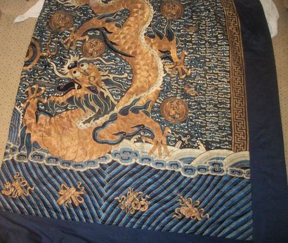 null Fragment de broderie, Chine, dynastie Qing, circa 1900, fond satin bleu, décor...
