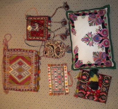 null Coussin, Hongrie drap de laine blanc brodé polychrome de fleurs et cinq sacs,...