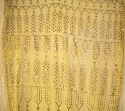 null Voile de hammam, Tunisie, tulle brodé de lamelles en métal doré de motifs géométriques...