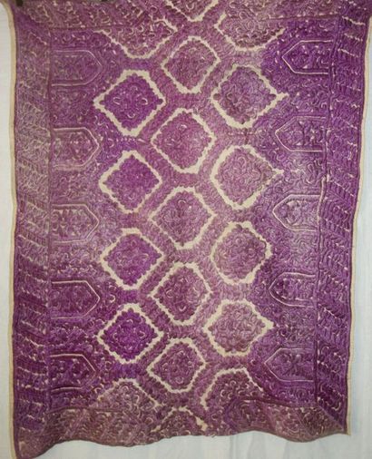 null Carré ou Rzma, Maroc, Rabat, XIXème siècle, toile brodée en soie floche violette...