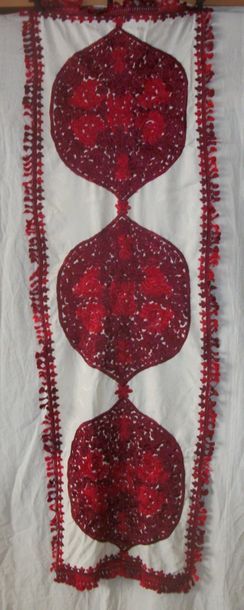 null Étole, Maroc, Rabat, damas blanc brodé en soie floche rouge de trois médaillons...