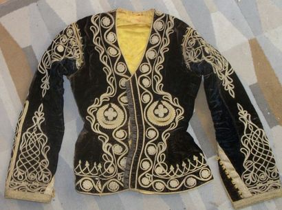 null Veste à basques, Empire Ottoman, vers 1900, velours de soie noir brodé or de...