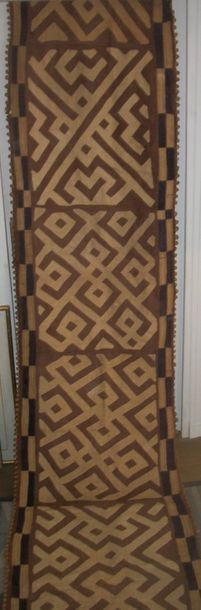null Tchak du Kasai, Congo, tissage de raphia brun avec application de motifs losangiques...