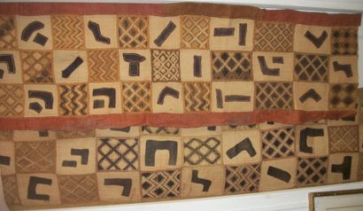 null Deux tchak du Kasai, Congo, tissage de raphia brun avec application de motifs...