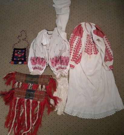 null Robe, chemise, voile, tablier double à franges et un sac, Roumanie, coton brodé...