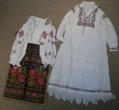 null Robe, chemise et tablier, Roumanie, coton blanc brodé et tablier en kilim