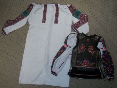 null Robe, chemise et gilet, Roumanie, toile de coton brodée polychrome de fleurs....