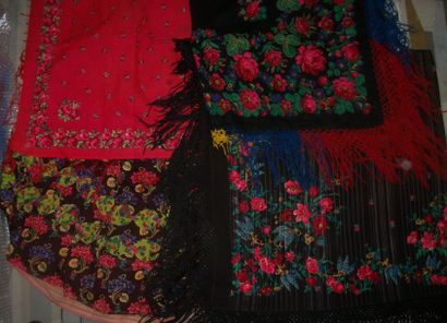 null Jupe et quatre châles en étamine de laine imprimée, décor de fleurs (trous)...