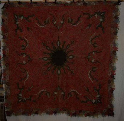null Châle carré ou Moon Shawl, Inde, vers 1850, fond rouge, décor espouliné cachemire,...
