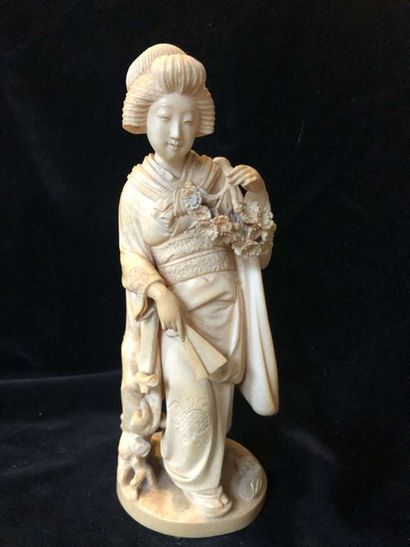 null 
Okimono en ivoire représentant une femme à l'éventail et à la branche fleurie

Japon...