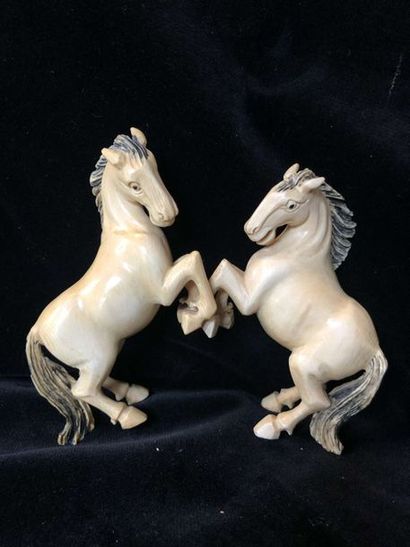 null 
Deux sculptures représentant des chevaux cabrésChine vers 1940, pb 160grs