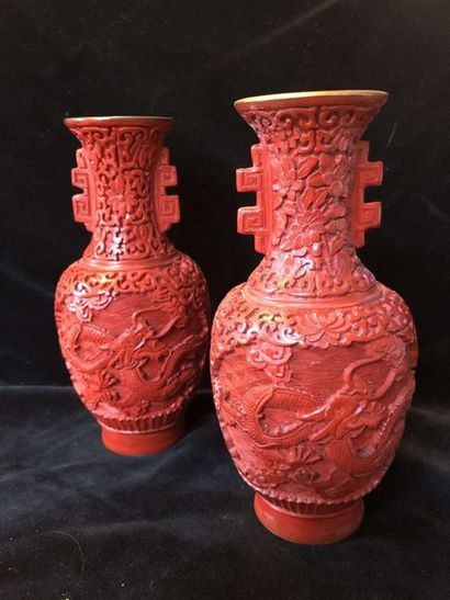 null 
Deux vases diminutifs en laque rouge ; l’intérieur émaillé bleu

H18,5cm
