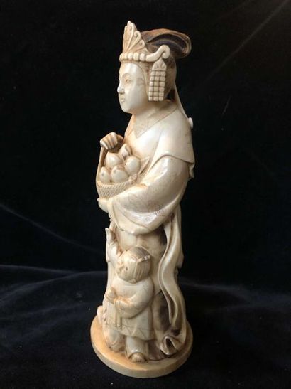 null 
Okimono en ivoire représentant une femme au panier, un enfant à ses pieds

Chine...