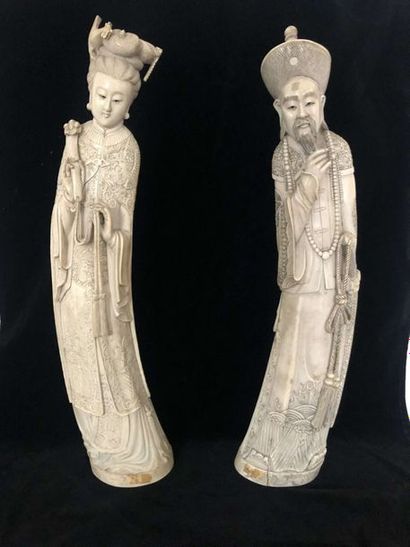 null 
Empereur et Impératrice en ivoire ciselé et sculpté

Chine vers 1930

H 50...
