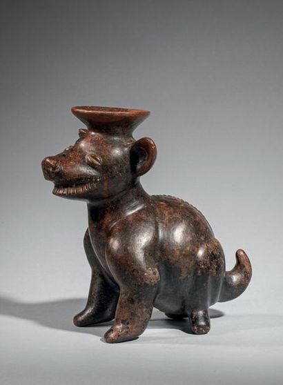 null Chien assis
Ce vase cérémoniel prend l'apparence d'un chien assis sur ses pattes...