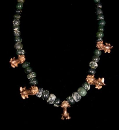 null Collier à décor de jaguars 
Ce beau collier alterne des perles de pierre verte...