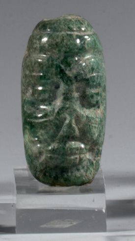 null Perle avec tête de squelette *
Pierre verte
Culture Maya, Mexique 550 - 950...