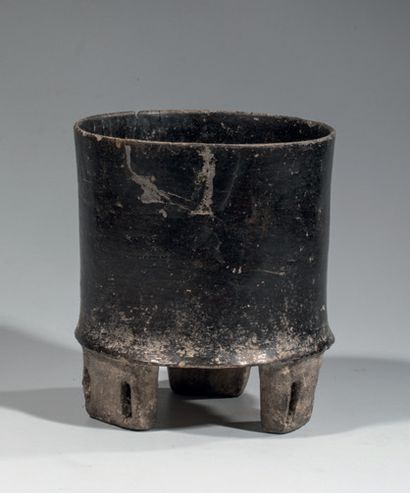 null Vase tripode *
Terre cuite brune à engobe brun-noir
Culture Teotihuacan, Mexique...