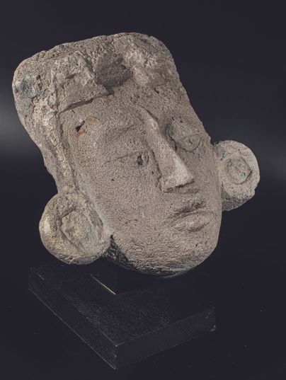 null Tête de dignitaire
Cet imposant visage répond à l'idéal de beauté maya: des...