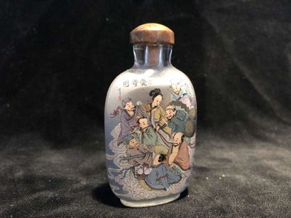 null 
Tabatière en verre à décor polychrome de personnages dans une nuée

République...