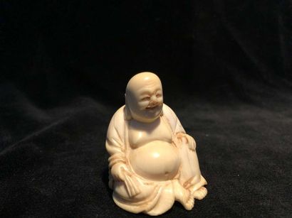 null 
Netsuke en ivoire représentant un bouddha rieurJapon vers 1930, H 5cm, pb ...