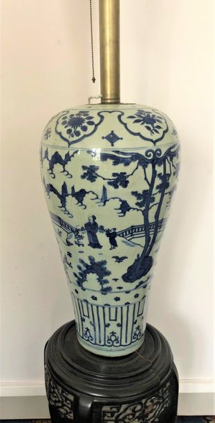 null CHINE XXème siècle
Vase de forme meiping en porcelaine décoré en bleu sous couverte...