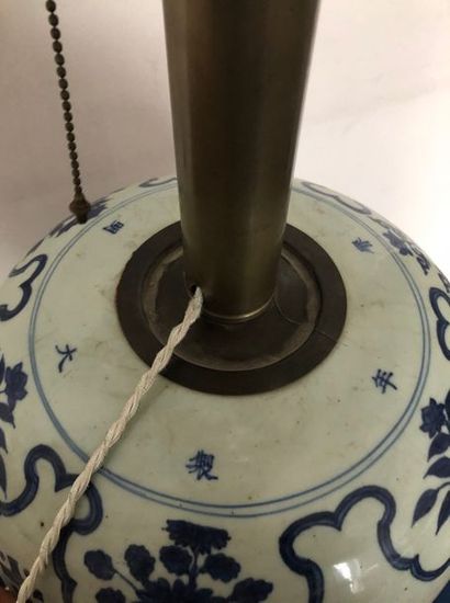 null CHINE XXème siècle
Vase de forme meiping en porcelaine décoré en bleu sous couverte...
