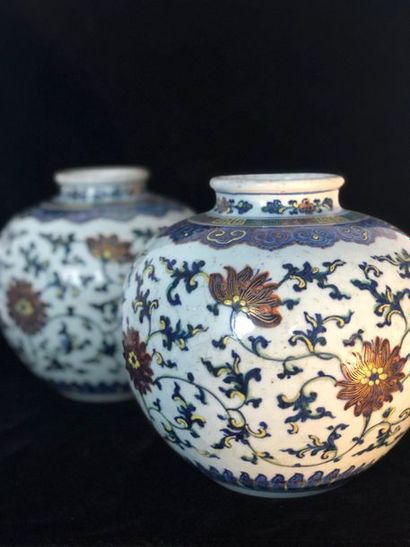 null CHINE XIXème siècle
Paire de vases de forme pansue à col ourlé en porcelaine...