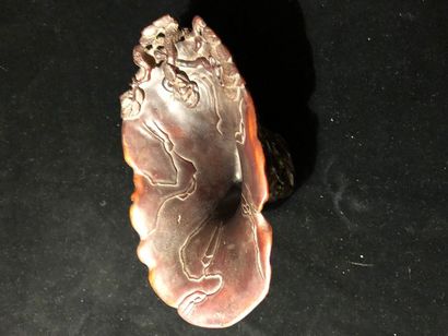 null 
Coupe libatoire en corne de rhinocéros sculptée de couleur brun caramel

Chine...