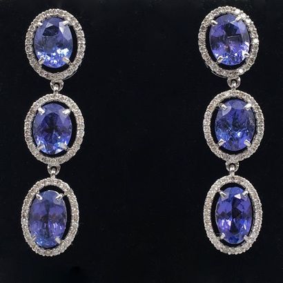 null Paire de PENDANTS d’OREILLES en or gris (750 millièmes) serti de trois tanzanites...