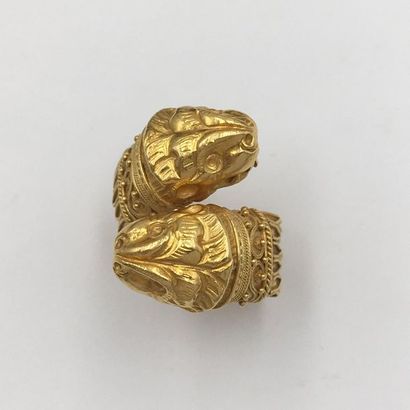 null BAGUE « deux lions » en or jaune (750 millièmes) perlé, ciselé et torsadé. Légers...