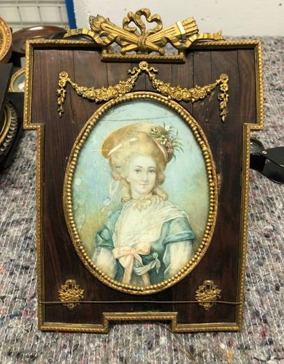 null Ecole anglaise du XIXe siècle

"Femme à la robe bleue et au nœud rose"

Miniature,...