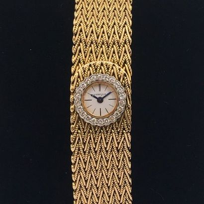 null CARTIER

BRACELET MONTRE de dame ronde en platine (950 millièmes) et or jaune...