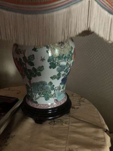 null Vase de forme balustre en porcelaine polychrome dans le goût de la famille verte....