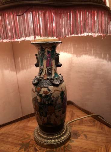 Vase en porcelaine de Nankin (monté en lampe)

Chine...