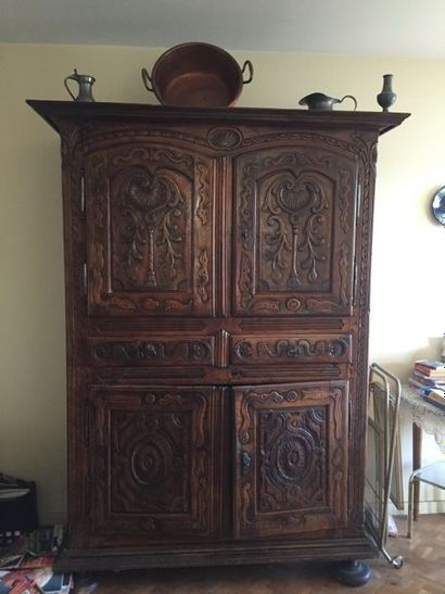 null Buffet en bois sculptés ouvrant par 4 portes et 2 tiroirs