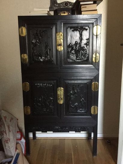 null 
Cabinet en bois sculpté ouvrant par 4 portes

Chine XXème siècle