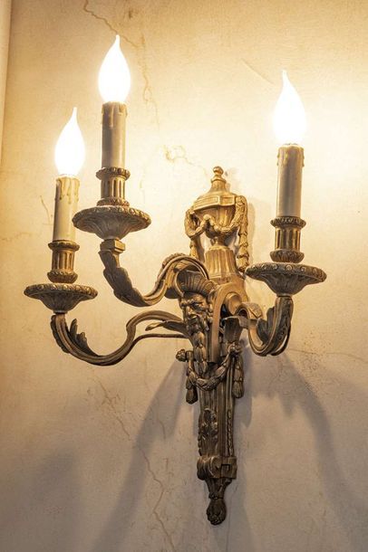 null Paire d'appliques à trois bras de lumières en bronze ciselé, sculpté et doré

La...