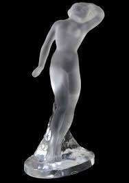 null Lalique France Danseuse, un bras baissé

Statuette en cristal moulé-pressé à...