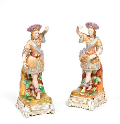 null Paire de plumiers en porcelaine représentant deux femmes costumées à l'indienne

XIXe...