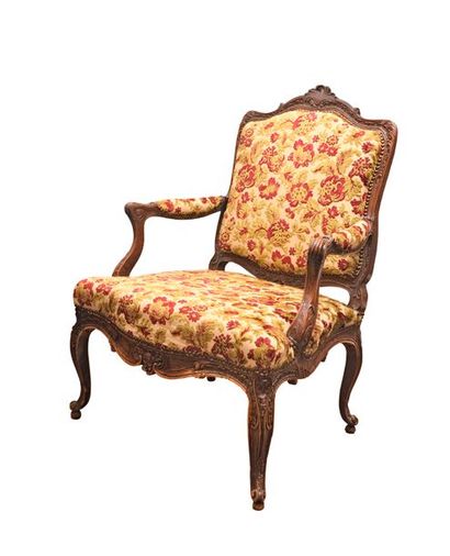 null Armchair, mahogany, moulded and carved with shells, on four arched feet

Louis...