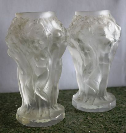 null Bohème - deux petits vases en cristal à décor de ménades 

Xxe siècle

H.: 12,5...