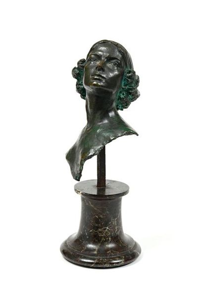 null After Boris FRÖDMAN-CLUZEL (1878-1969)

"Bust of Maria Gorshkova"

Bronze, green...