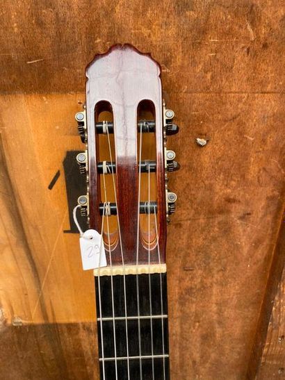 null Classical guitar made by Richard CARO, luthier in Bordeaux in 1986

String length...