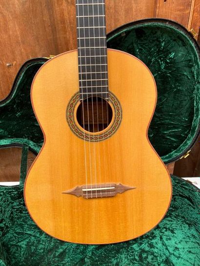 null Classical guitar made by Richard CARO, luthier in Bordeaux in 1986

String length...