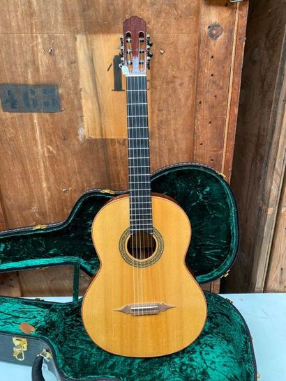 null Classical guitar made by Richard CARO, luthier in Bordeaux in 1986

String length...